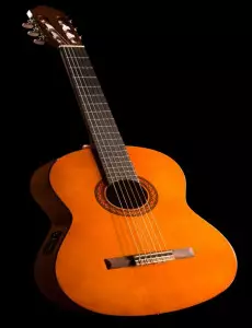 بررسی گیتار کلاسیک یاماها